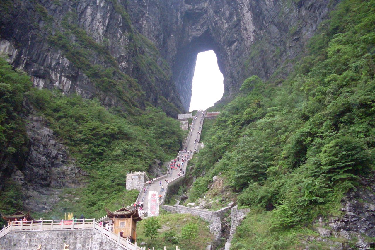 【天津出发】张家界、袁家界、杨家界、天子山、袁家寨子、金鞭溪、天门山、宝峰湖、宝峰大瀑布、芙蓉、凤凰双飞5日